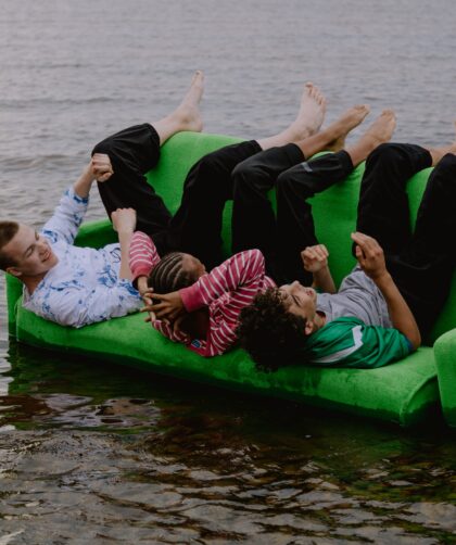 Jovenes en sofa en el agua